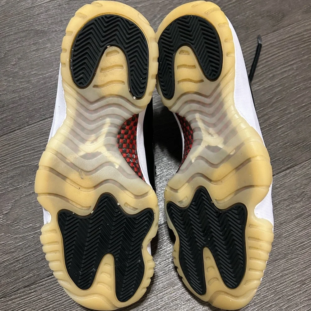 Jordan 11 Retro Low 72-10 (Damaged) - Picture 4 of 5